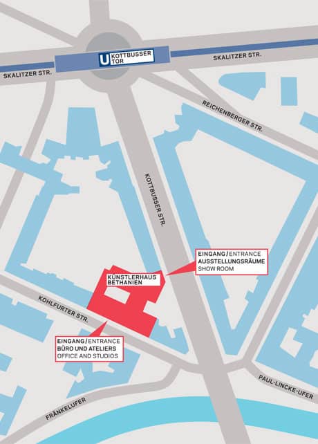 Karte mit dem Bereich Kottbusser Tor mit blau umrandeten Gebäuden. Das rot hervorgehobene Künstlerhaus Bethanien hat markierte Eingänge für Ausstellungsraum und Büro/Studios. Zu den nahegelegenen Straßen zählen Skalitzer Straße, Reichenberger Straße, Kottbusser Straße und Kohlfurter Straße.